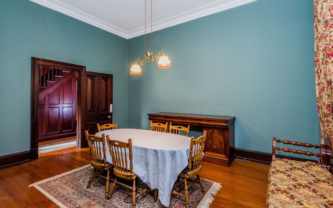 Rosslyn, 1889 heritage home  with 5 Bedrooms and authentic furnishings