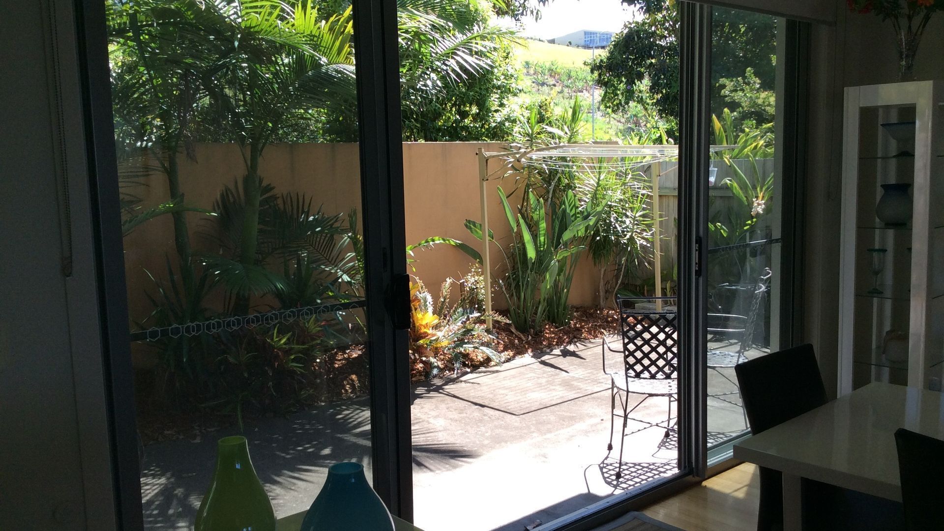 Family holiday right near Diggers Beach and shops. Light filled spacious home.