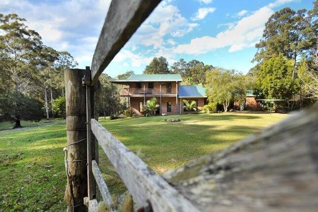 Perfect FOR Large Families Close TO Beach AND Shops, Acreage & Games Rooms