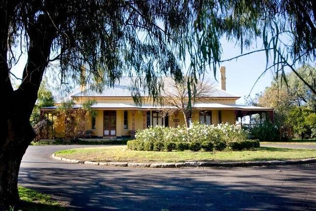 Historic Ranelagh House on acres in town 2 km CBD available for short term stay
