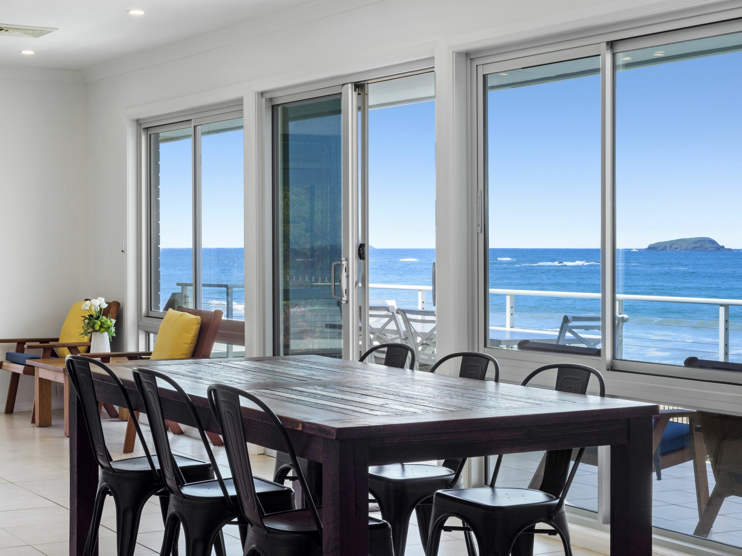 Panorama Deck - Absolute Beachfront Apartment With Pool and Captivating Views