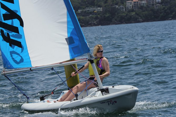 Dinghy sailing group lessons