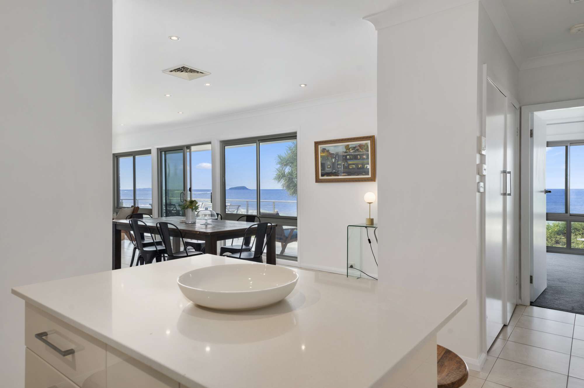 Panorama Deck - Absolute Beachfront Apartment With Pool and Captivating Views