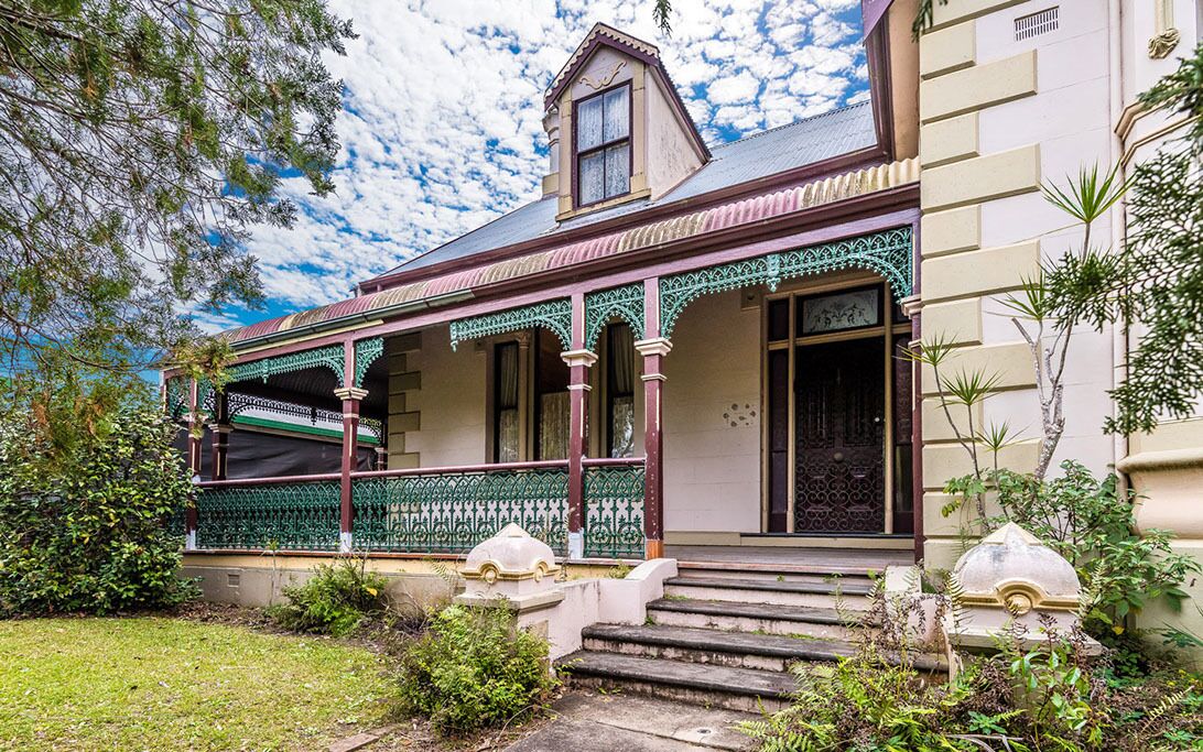 Rosslyn, 1889 heritage home  with 5 Bedrooms and authentic furnishings