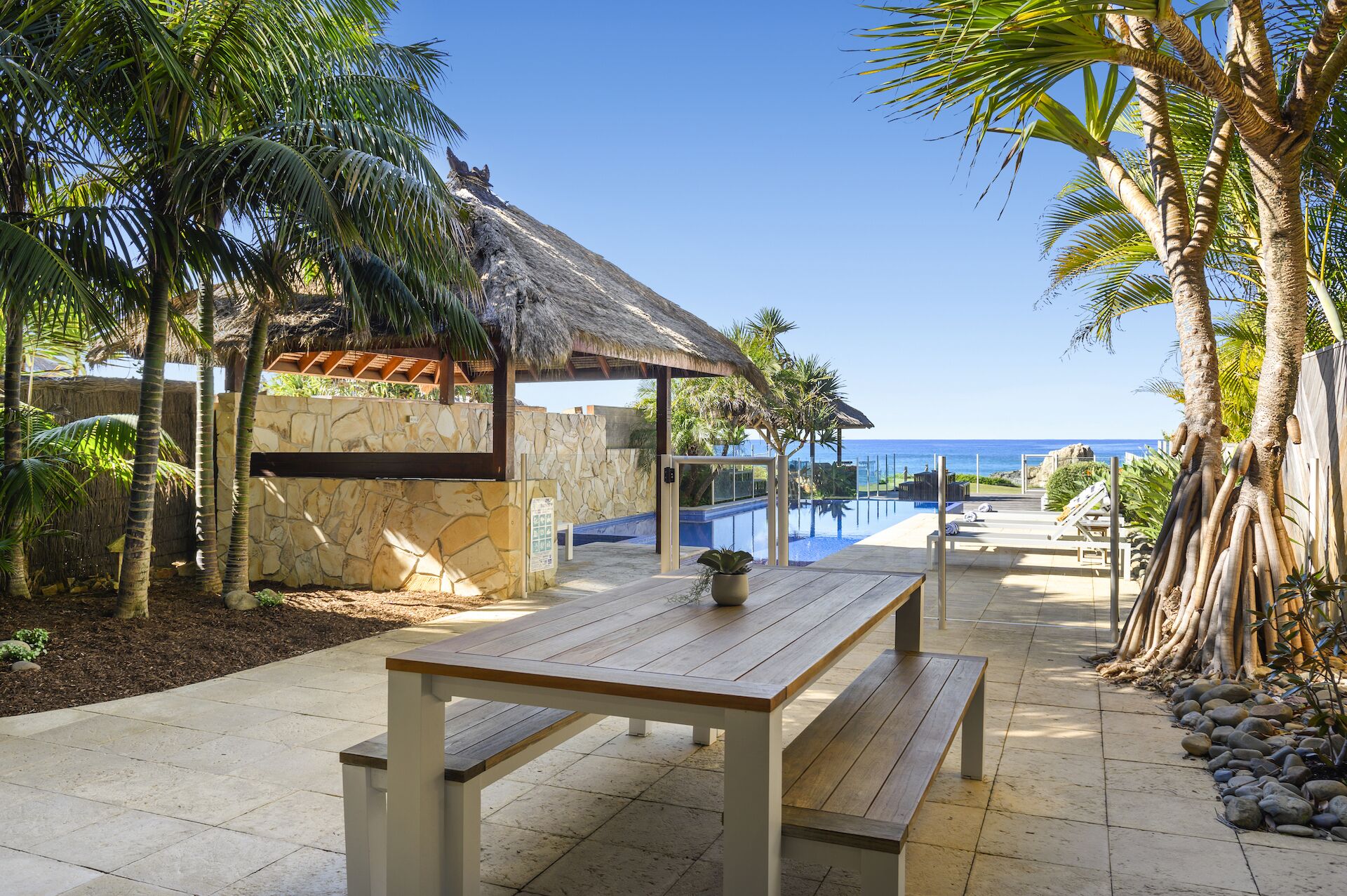 Sapphire Seas Beach House - Incredible Absolute Beachfront Position