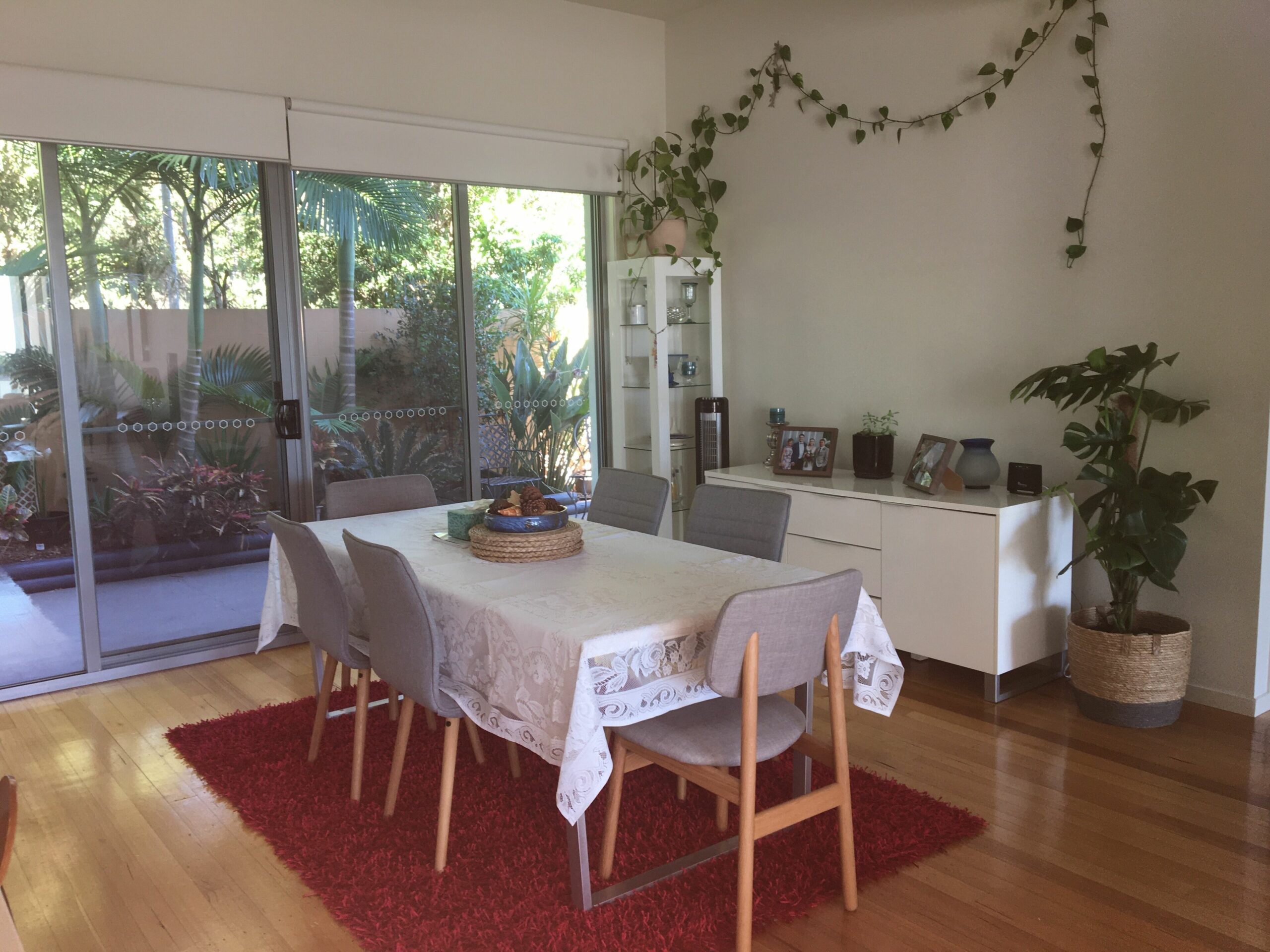 Family holiday right near Diggers Beach and shops. Light filled spacious home.