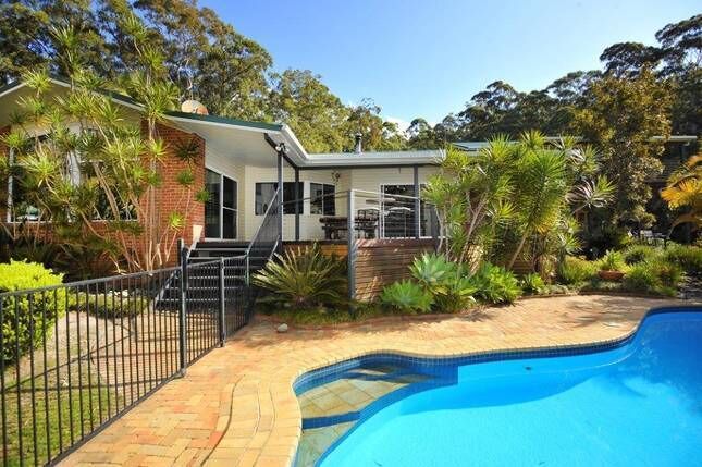 Perfect FOR Large Families Close TO Beach AND Shops, Acreage & Games Rooms