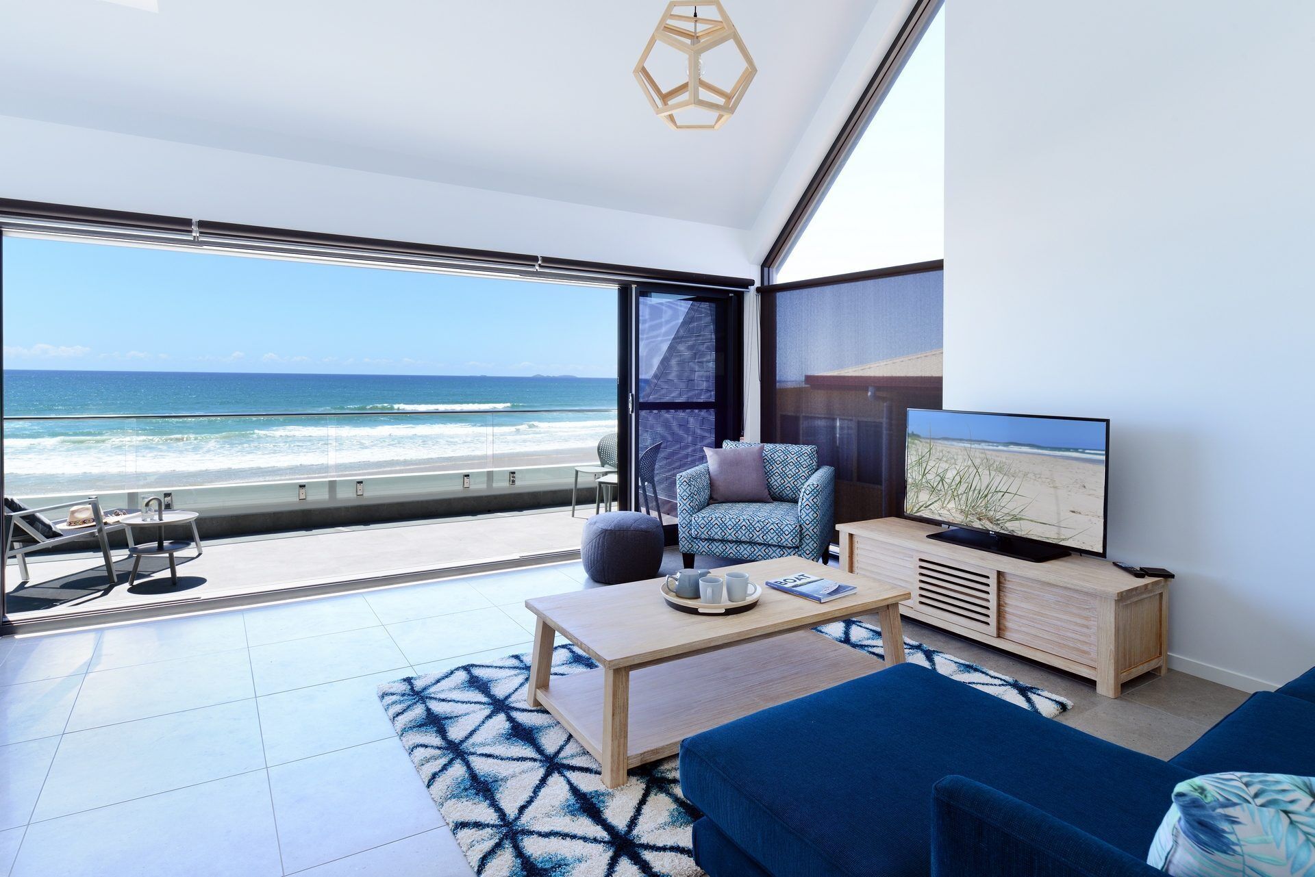 Pacific Dawn Luxury Beachfront Apartment 2