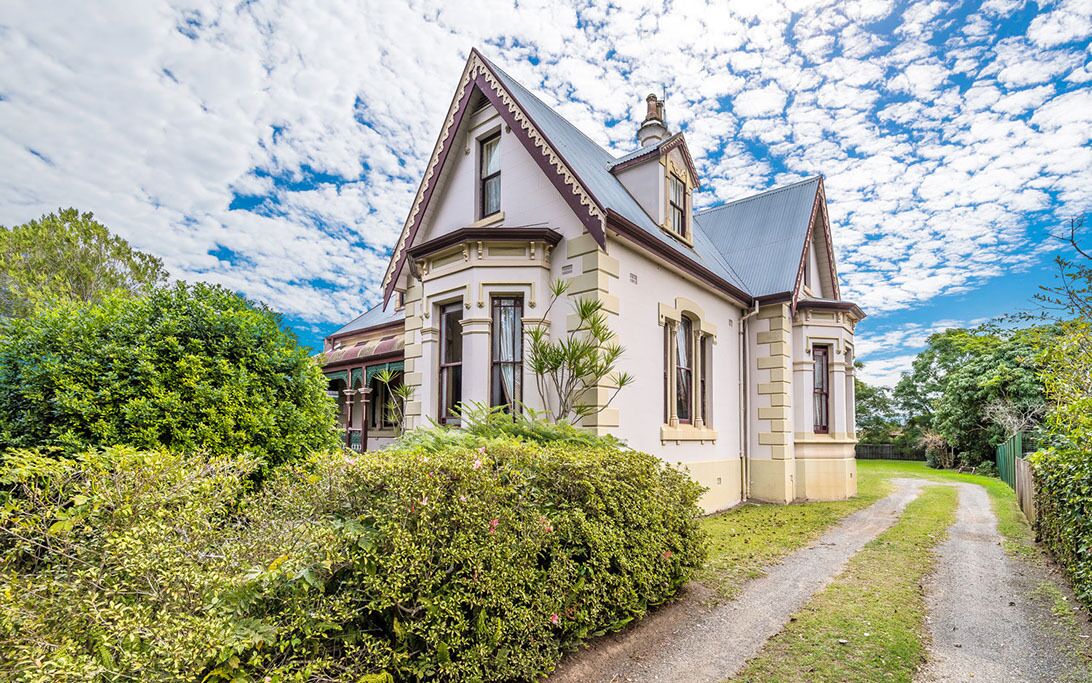 Rosslyn, 1889 heritage home  with 5 Bedrooms and authentic furnishings