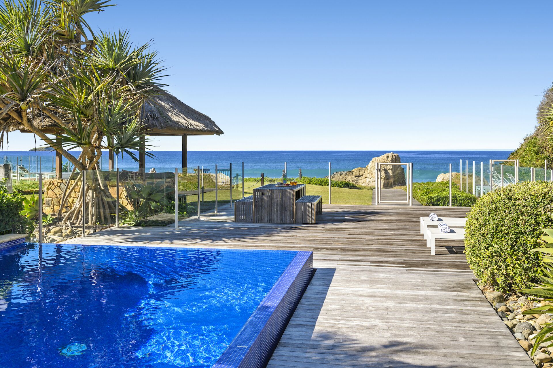 Sapphire Seas Beach House - Incredible Absolute Beachfront Position