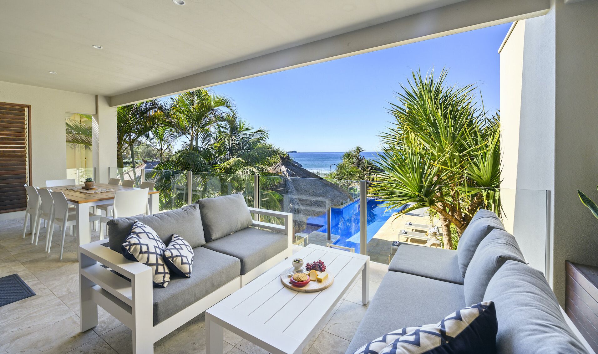 Sapphire Seas Beach House - Incredible Absolute Beachfront Position