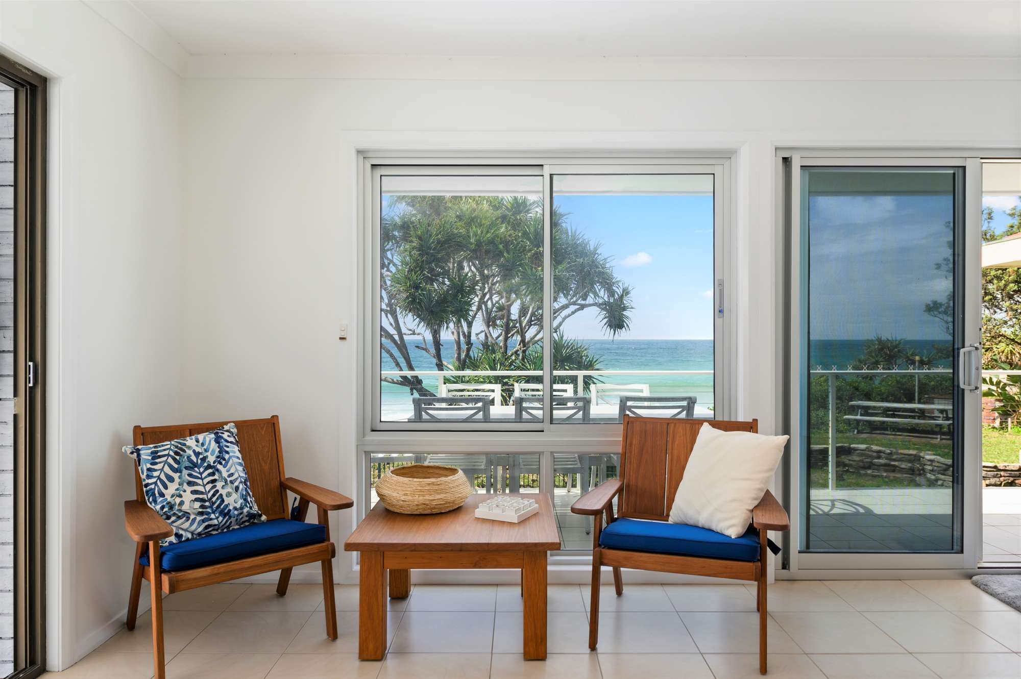 Panorama Deck - Absolute Beachfront Apartment With Pool and Captivating Views