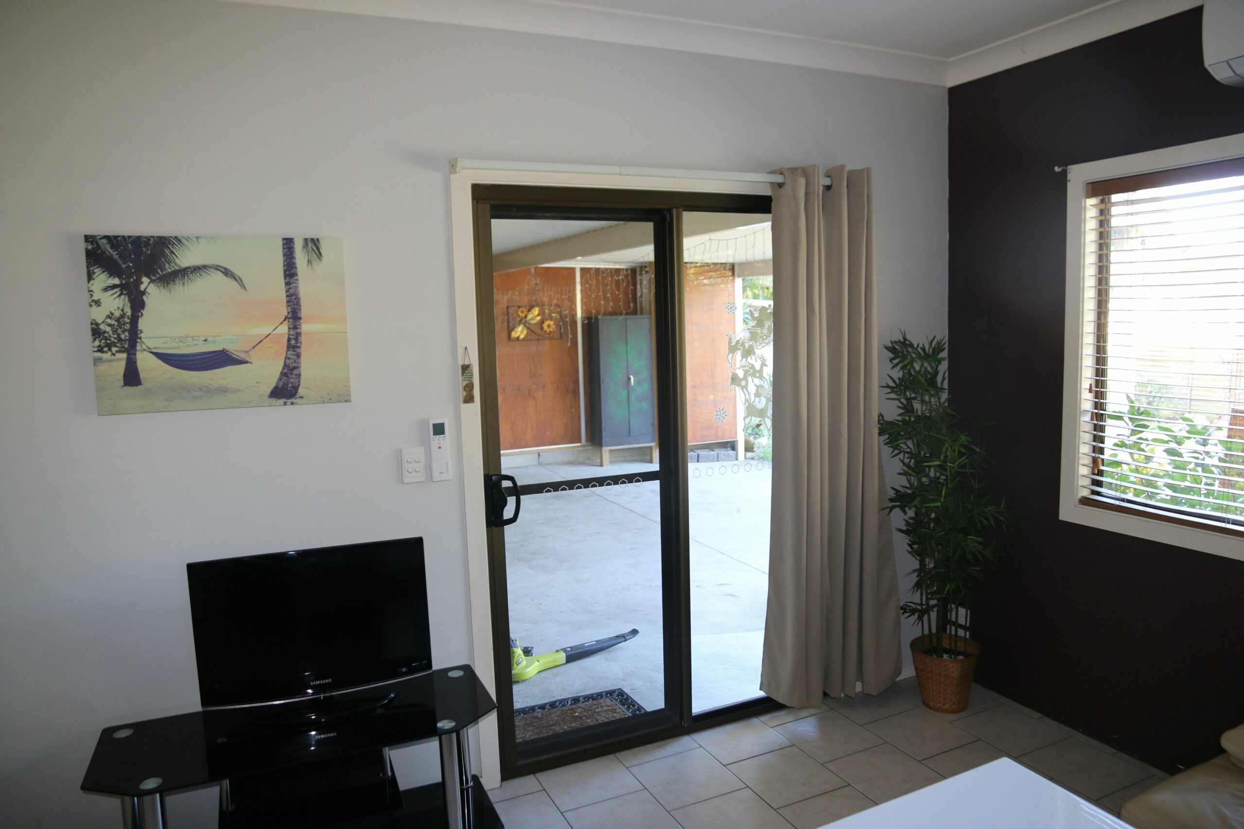 Two Bedroom Flat Sleeping up to 5 Guests With Shared Swimming Pool!