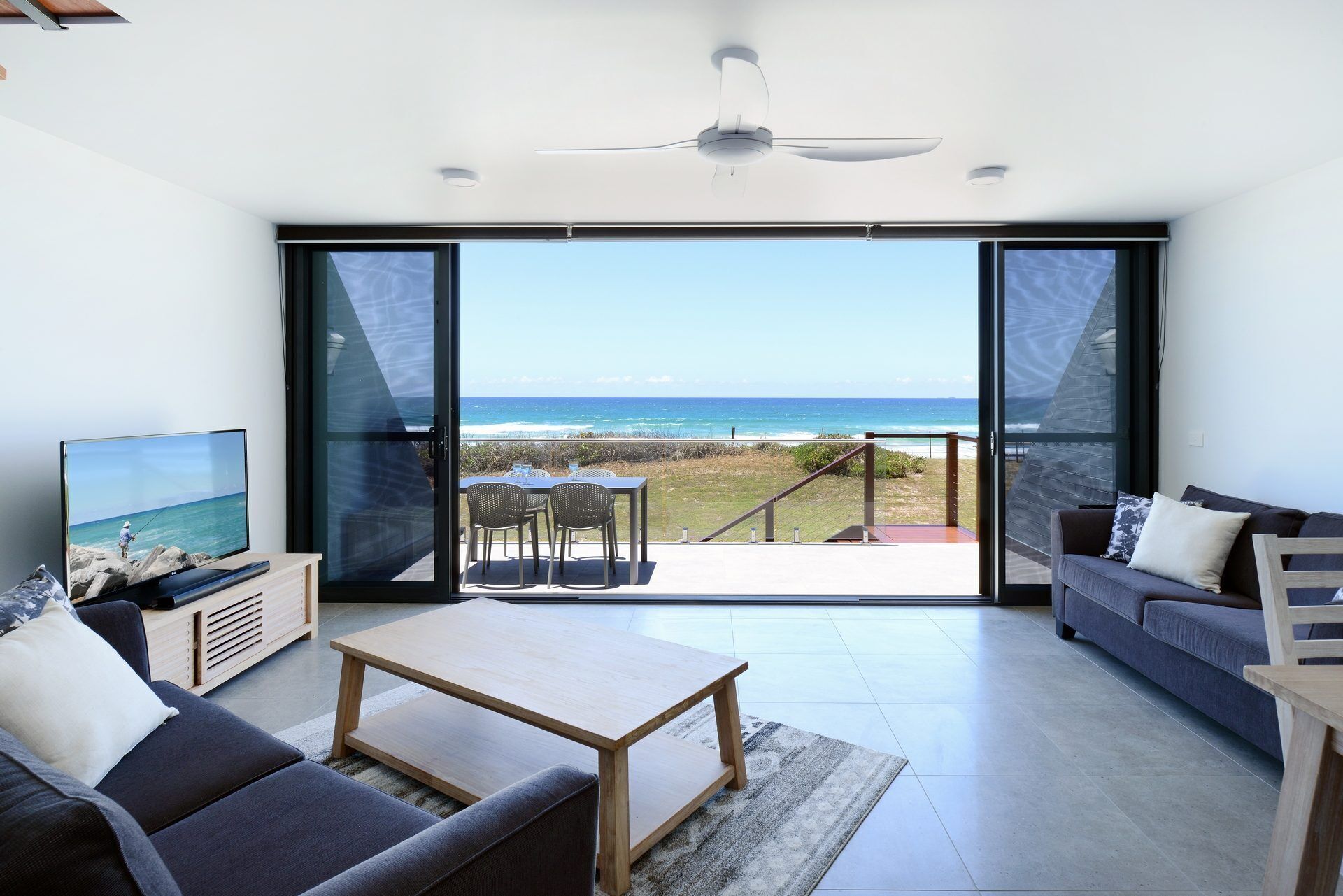 Pacific Dawn Luxury Beachfront Apartment 2