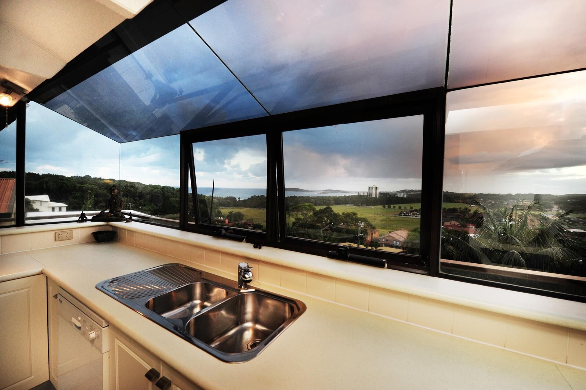 Breathtaking Views, Pet Friendly, & Stunningly Decor At Coffs Harbour