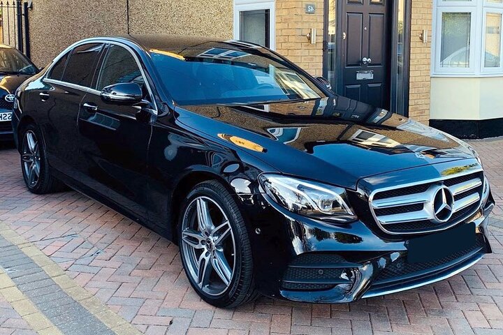 Private Transfer Sydney City to Sydney Airport SYD in Business Car