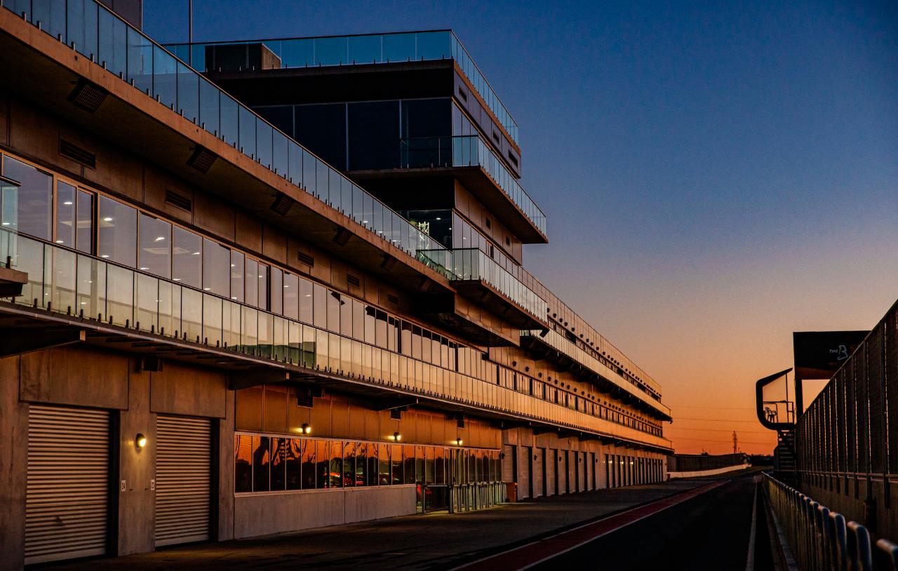 Driver Experience – GOLD – Guest dinner/gin tasting/pit lane walk and wine booking