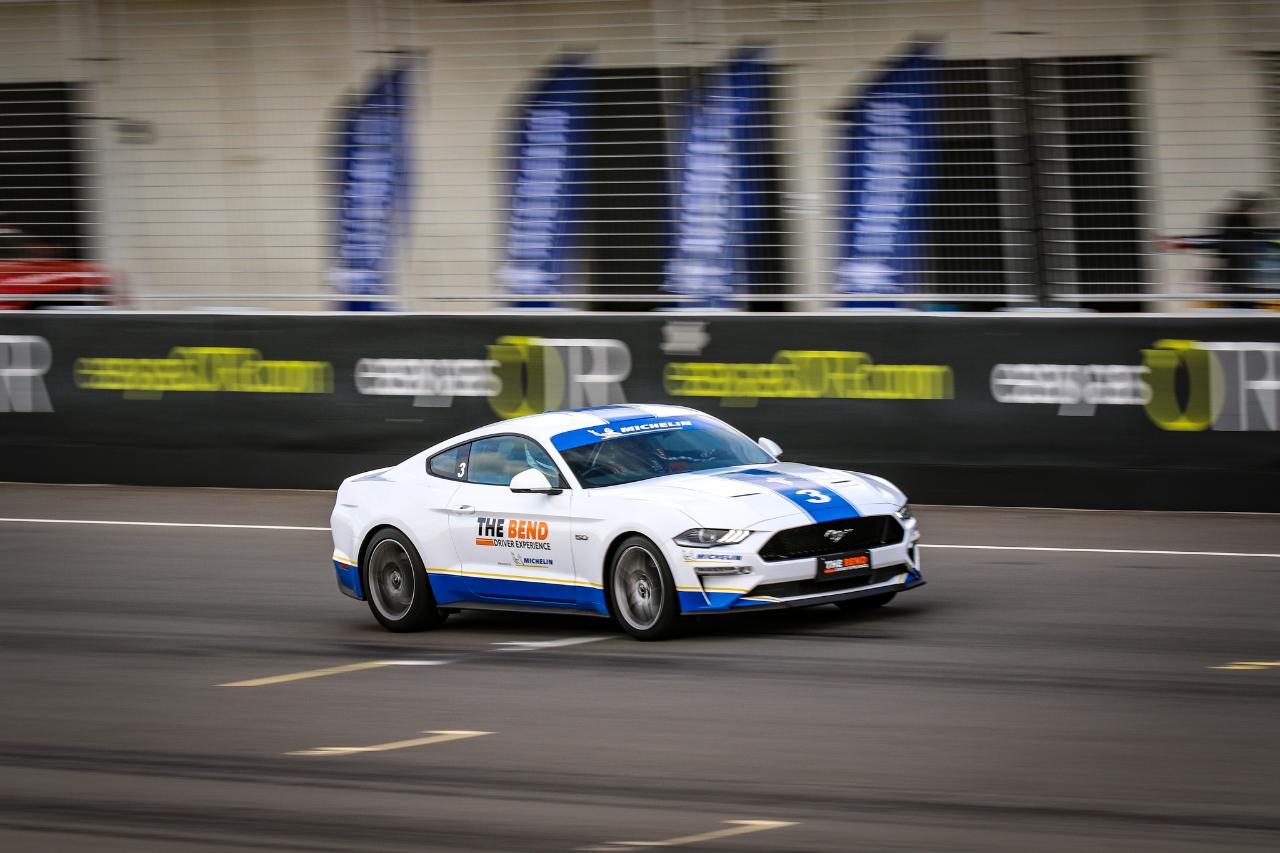 V8 Mustang Drive Experience – 5 Laps + 2 Hotlaps – RAA