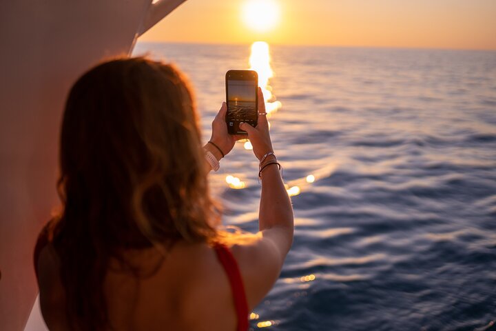 4-Hour Whale Watching Sunset Cruise in Broome