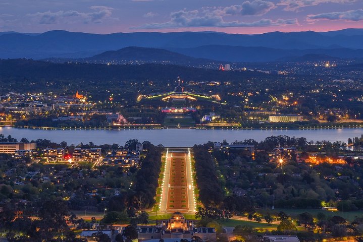 Guided Tour "Love Stories of Canberra"