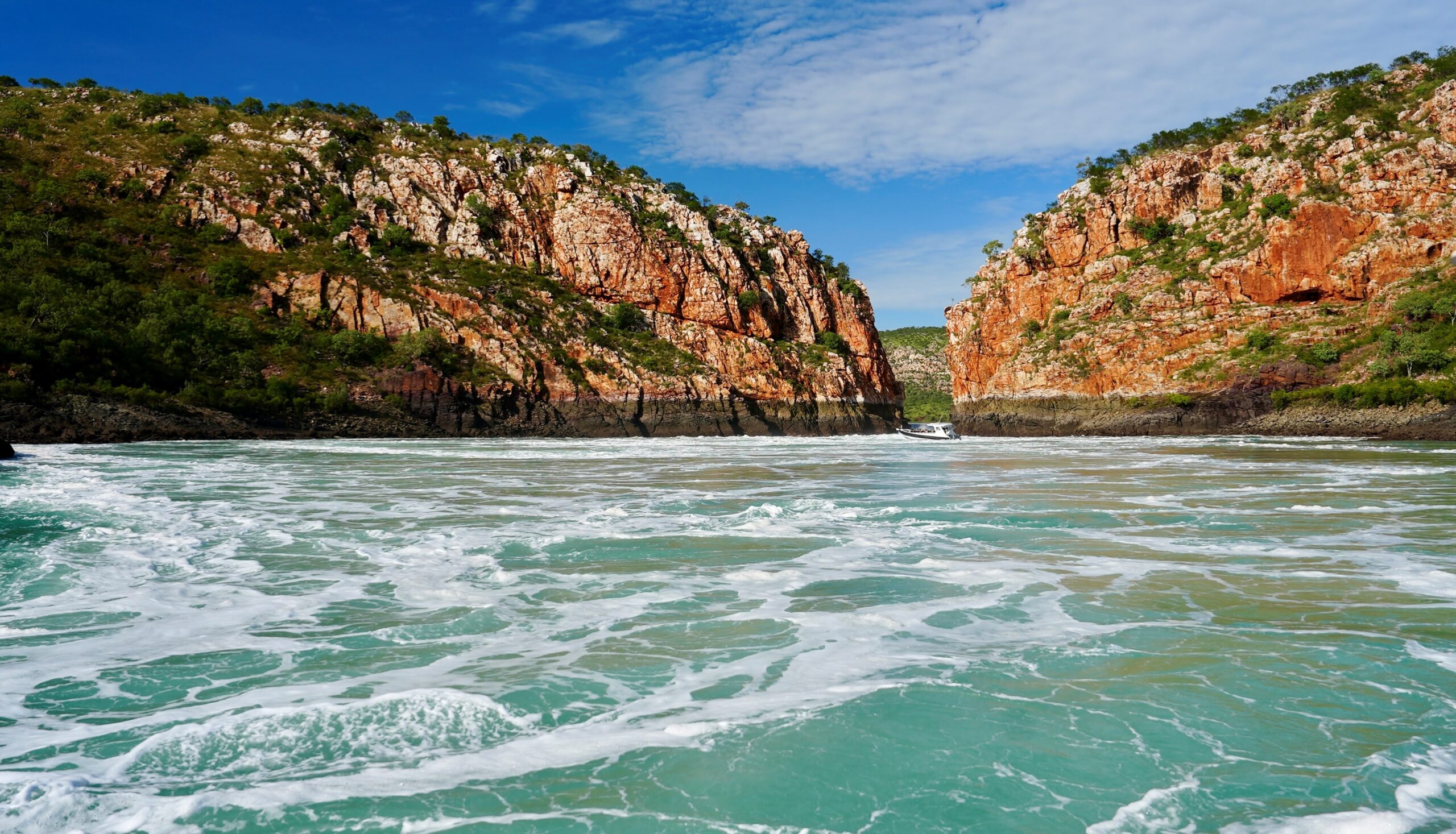 Horizontal Falls Discoverer (includes landing, boat tour & lunch) ex Broome