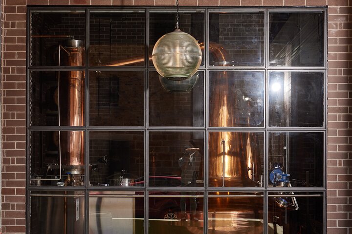 Immersive Gin and Whisky Distillery Tour and Tasting, in the Heart of The Rocks