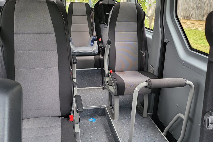 Private Transfer between Brisbane/BNE Airport -Gold Coast / OOL Airport(1-11Pax)