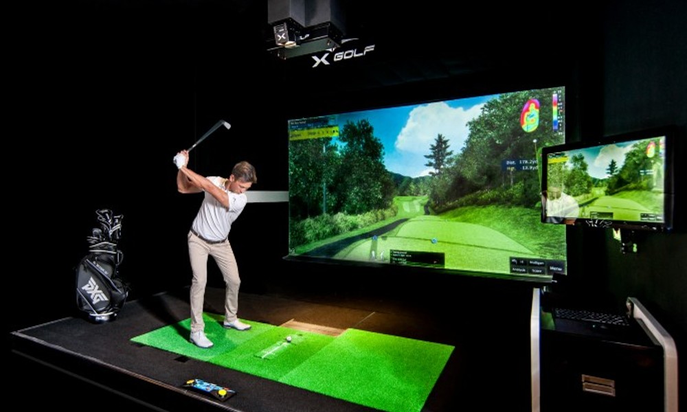 Indoor Golf Simulator with Pizza and Drink – For up to 4