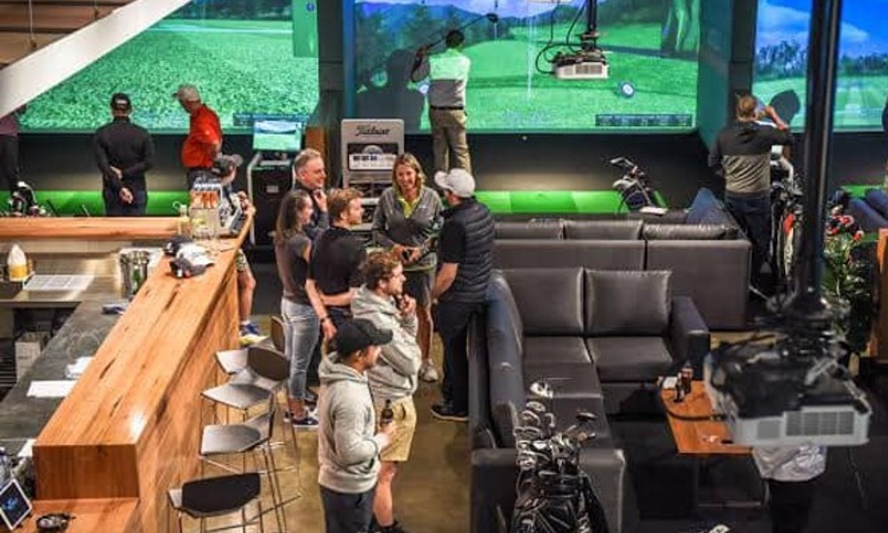 Indoor Golf Simulator with Pizza and Drink - For up to 4