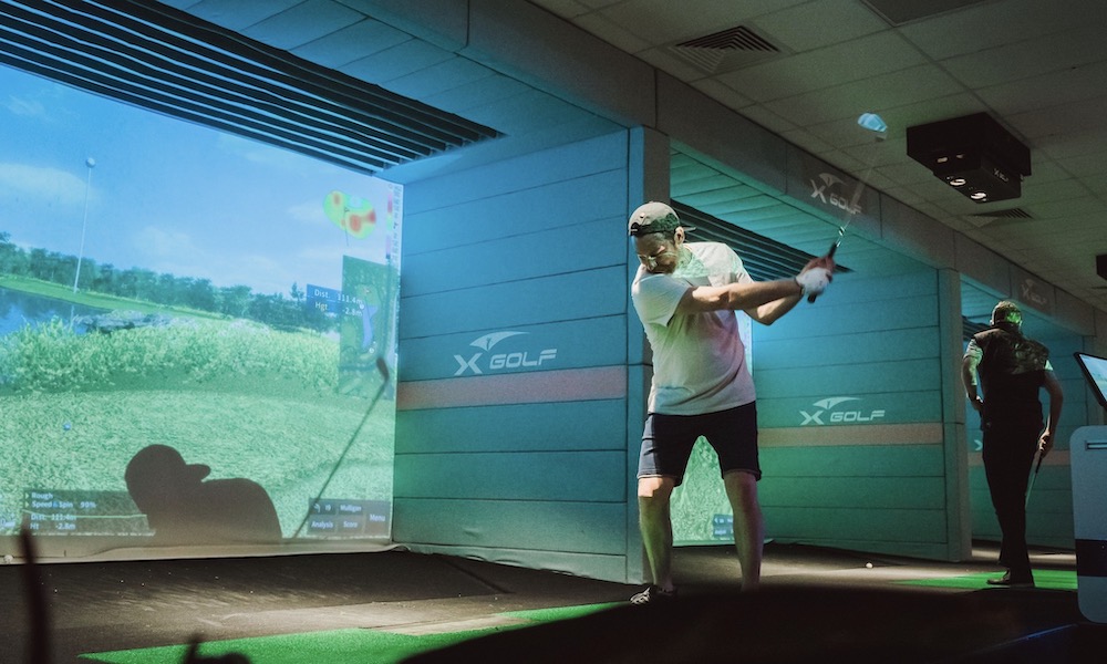 Indoor Golf Simulator with Pizza and Drink - For up to 4