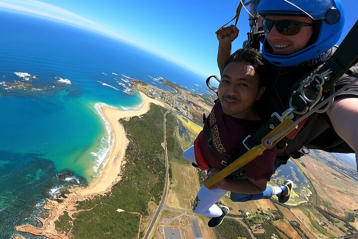 15,000ft Skydive over the 12 Apostles and Great Ocean Rd