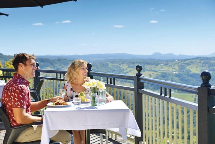 Full-Day Guided Tour to Montville Village with Lunch