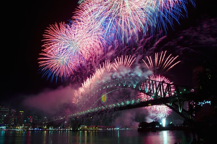 New Year Limited - New Year's Eve Sydney Showboat Cruise & Fireworks with Dinner