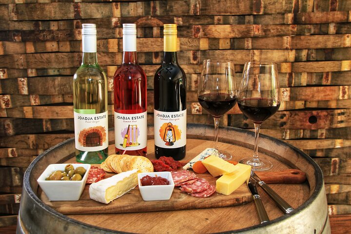 Southern Highlands Wine Tours from Sydney with Lunch, Cheese, and Distillery