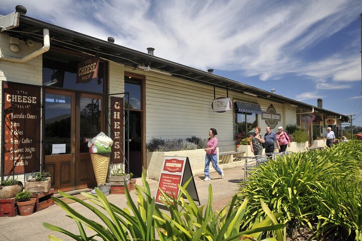 Southern Highlands Wine Tours from Sydney with Lunch, Cheese, and Distillery