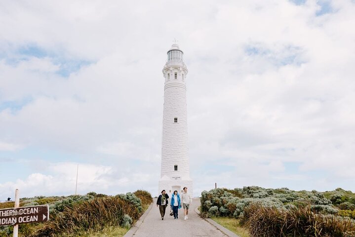 Southern Highlands Wine Tours from Sydney with Lunch, Cheese, and Distillery