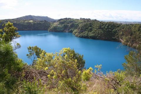 australia-victoria-budj_bim_national_park-lake_surprise-1100x735