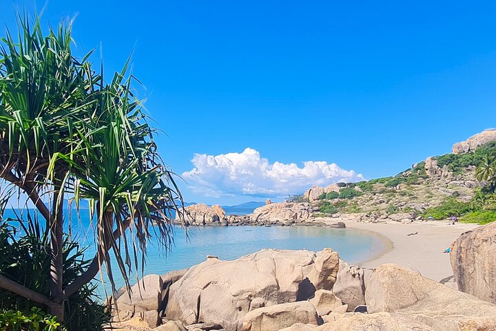 Full-Day Tour in Bowen Beach