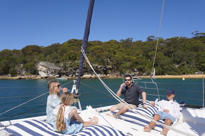 Sightseeing VIVID Sydney – Illuminated Luxury Yacht Cruise