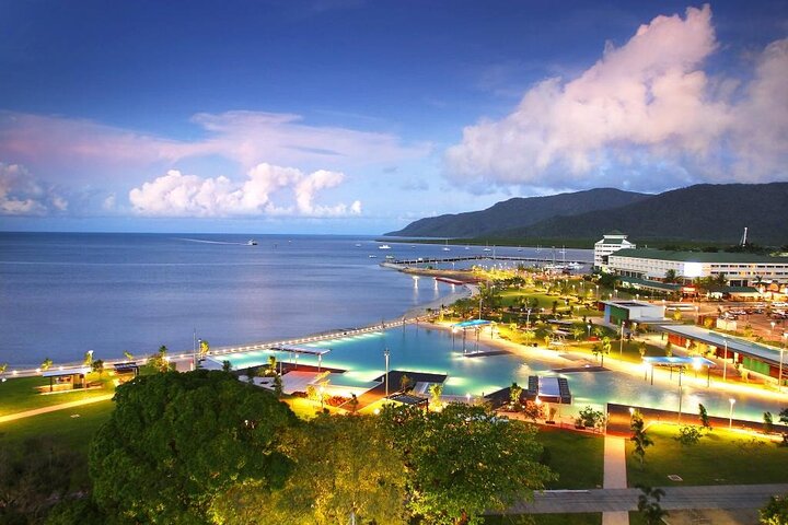 Private Cairns Airport Transfer to City - up to 7 Passengers