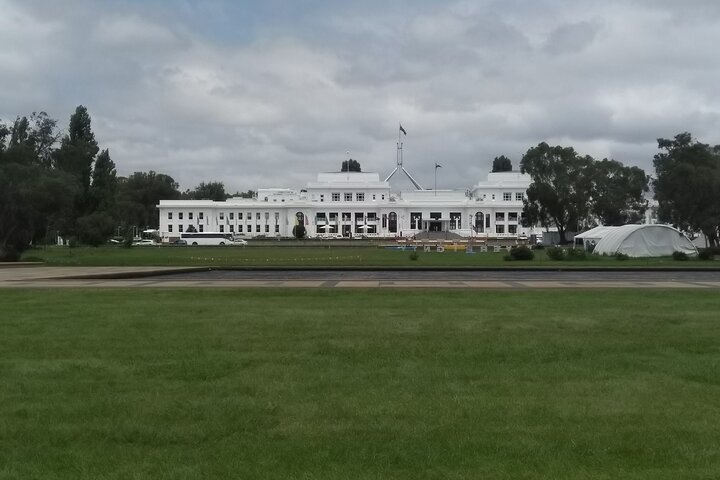 Hop-on Hop-off Sightseeing Tour in Canberra