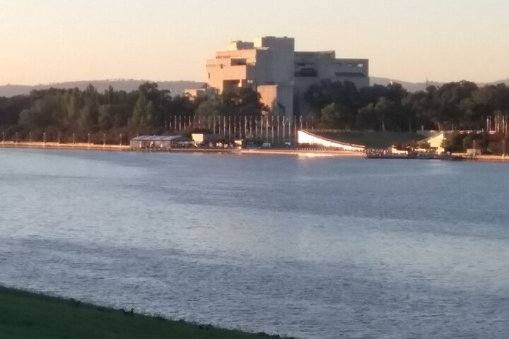 Hop-on Hop-off Sightseeing Tour in Canberra