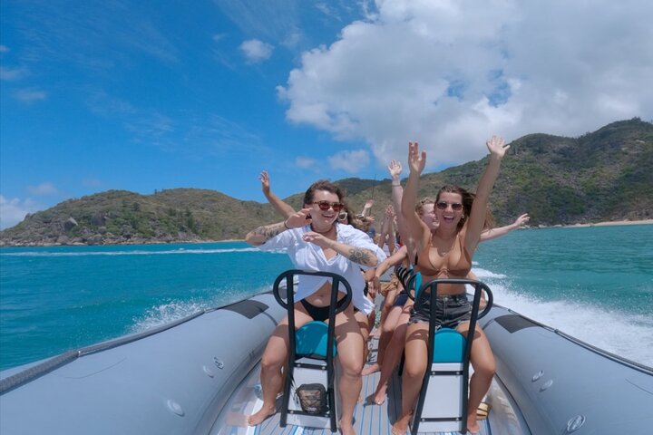 360 Boat Experience to Circumnavigate Magnetic Island