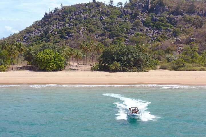 360 Boat Experience to Circumnavigate Magnetic Island