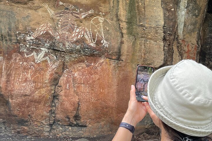 Kakadu Backpacker and Budget Full Day Tour of Nourlangie Ubirr