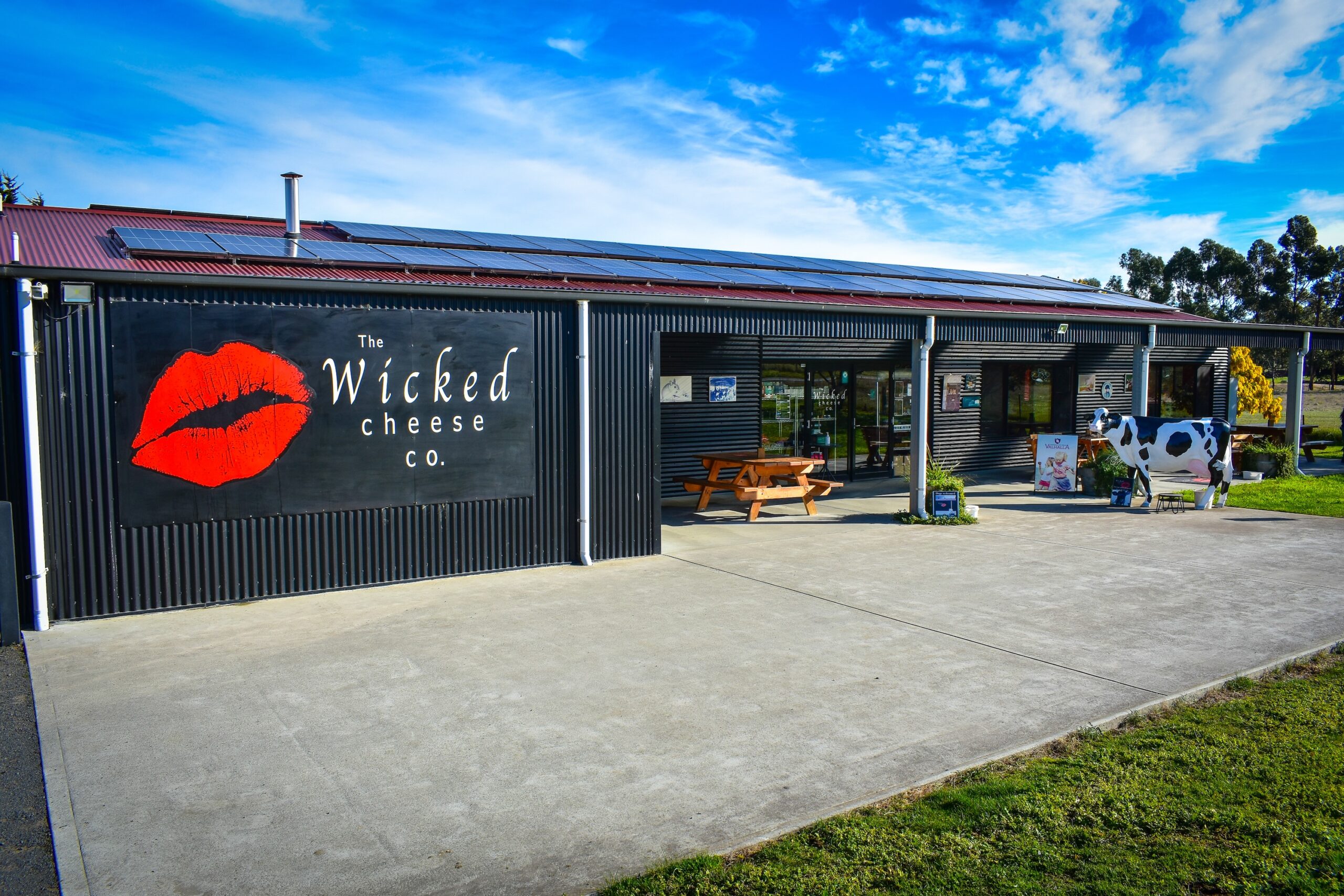 Coal Valley Wine and Gin Safaris departs Hobart, includes 2 Course Winery Lunch, Gin, Wine and Cheese Tastings, Kangaroo Bluff & Richmond Village