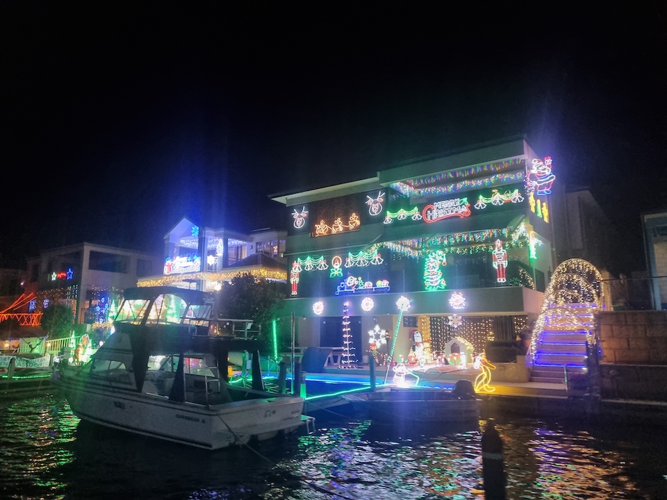 MANDURAH CHRISTMAS LIGHT TOUR WITH MEAL